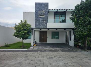 Casa · 3 Recámaras · 2 Estacionamientos · Casa en Renta por Galerias Metepec