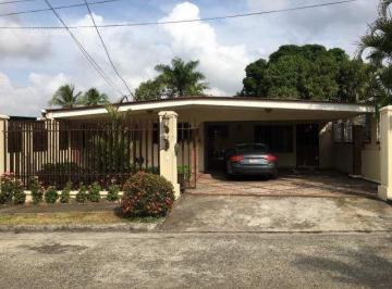 Casa de 3 habitaciones, Panamá · Vendo a Pasos del Dorado Mall con Amplio Patio