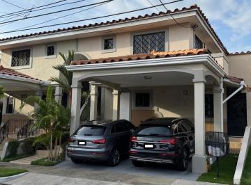 Casa de 4 habitaciones, Panamá · Casa de 4 Recamaras Remodelada en Albrook
