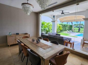 Casa · 828m² · 4 Recámaras · 3 Estacionamientos · Venta Casa en Santa María, Fairway Estates