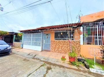 Casa de 4 habitaciones, Panamá · Venta de Casa de 4 Recamaras en Los Robles, Juan Díaz 22 - 3472gg