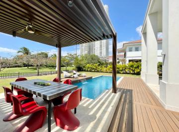 Casa · 650m² · 4 Recámaras · 3 Estacionamientos · Fairway Estates / Santa Maria / Venta