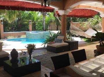 Casa · 350m² · 3 Recámaras · 4 Estacionamientos · Sea Confiable Vende Casa con Piscina y Jardín en Clayton Village