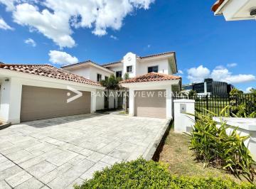 Casa · 900m² · 4 Recámaras · 5 Estacionamientos · Fairway Estates / Santa Maria / Venta