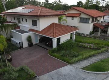 Casa de 3 habitaciones, Panamá · Vendo Lujosa Residencia en Los Senderos de Camino de Cruces