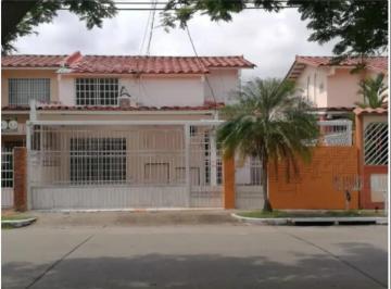 Casa de 5 habitaciones, Panamá · Vendo/alquilo Casa Duplex en La Fontana Chanis