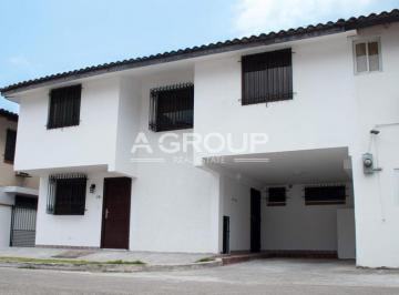 Casa · 341m² · 4 Recámaras · 1 Estacionamientos · Se Vende Casa Frente a Multiplaza
