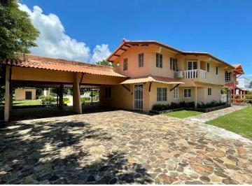 Casa · 350m² · 3 Recámaras · 4 Estacionamientos · Venta de Casa en Playa Malibú, Chame
