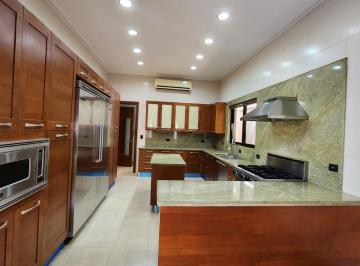 Casa · 650m² · 4 Recámaras · 4 Estacionamientos · Casa en Venta en Toscana del Este, Costa del Este