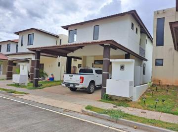 Casa · 4 Recámaras · 2 Estacionamientos · Alquiler de Casa en Costa Verde Chorrera