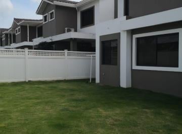 Casa de 3 habitaciones, San Miguelito · Casa de 3 Recamaras Mas Estudio y Sala Familiar en Brisas del Golf
