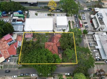 Terreno / Lote de 4 habitaciones, Panamá · Venta de Terreno con Casa en Obarrio, en Esquina de 2,056 m²
