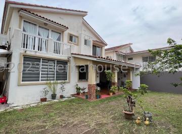 Casa de 3 habitaciones, San Miguelito · Venta de Casa con 287 m² en PH Brisas Heights, Brisas del Golf 24 - 9638gg