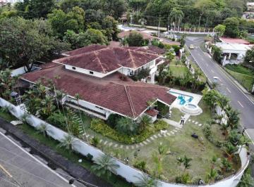 Casa · 630m² · 5 Recámaras · 4 Estacionamientos · Se Alquila Casa con Piscina en Altos del Golf Amoblada