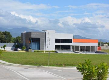 Bodega-Galpón-Depósito · 1247m² · 2 Estacionamientos · Vende, o Alquila Bodega en 24 de Diciembre