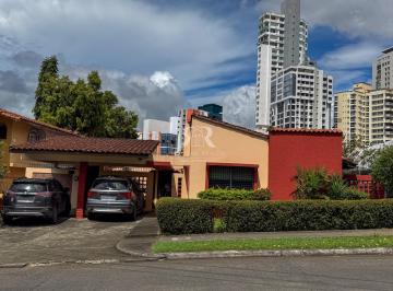 Casa · 185m² · 4 Recámaras · 4 Estacionamientos · Amplia Casa de Una Planta en Hato Pintado