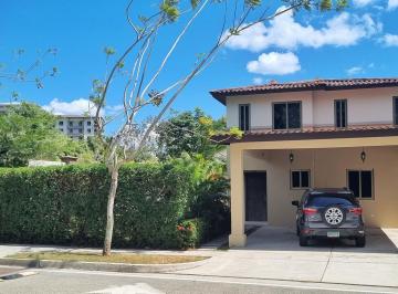 Casa · 284m² · 4 Recámaras · 2 Estacionamientos · Se Vende Casa en Woodlands Gran Terreno Panama Pacifico