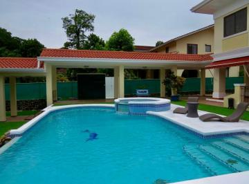 Casa · 579m² · 4 Recámaras · 4 Estacionamientos · Alquiler de Casa con Piscina en PH Camino de Cruces