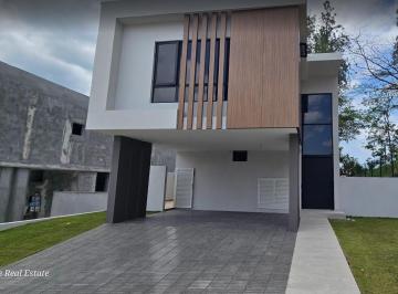 Casa · 251m² · 3 Recámaras · 2 Estacionamientos · Venta de Casa Nueva en Albrook 9