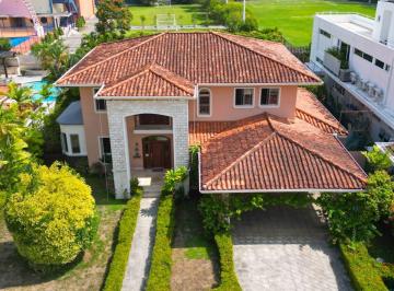Casa · 500m² · 3 Recámaras · 4 Estacionamientos · Alquiler de Casa en Costa del Este, Residencial Begonias, 500 m² de Construcción y 960 m² de Terreno
