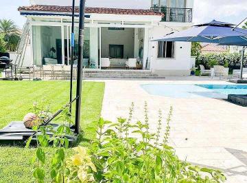 Casa · 880m² · 5 Recámaras · 6 Estacionamientos · Venta de Casa en Santa Maria Country Club