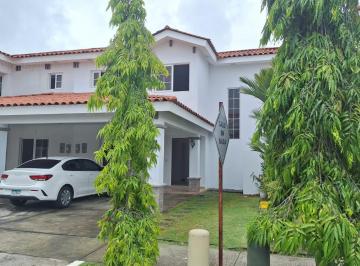 Casa de 3 habitaciones, Panamá · Quintas de Versalles: Casa en Residencial con Seguridad 24hrs y Area Social