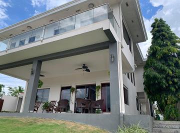 Casa · 653m² · 5 Recámaras · 3 Estacionamientos · Vendo Casa Residencial - La Chorrera Sector Santa Clara