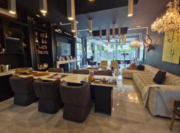 Casa · 890m² · 5 Recámaras · 4 Estacionamientos · Costa del Este | PH Paseo del Parque | Venta