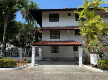Casa de 4 habitaciones, Panamá · Alquilo Amplia Casa en Clayton con Patio
