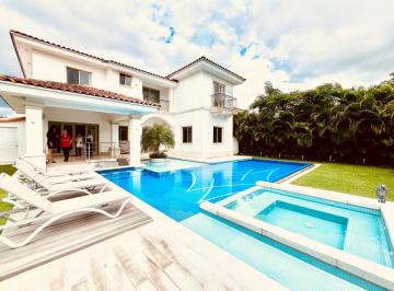 Casa · 650m² · 4 Recámaras · 6 Estacionamientos · Casa de Lujo con Piscina Climatizada 850 Mt Santa Maria Fairway Jp