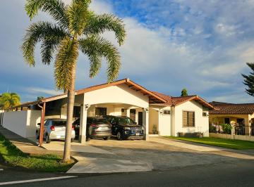 diagonal frente · Venta de Casa Amplia en Residencial Las Colinas, San Carlitos, David Chiriquí