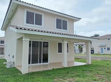 Casa · 210m² · 3 Recámaras · 2 Estacionamientos · Venta Casa por Inversion Bosques de Pacífico en Panamá Pacífico