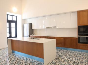 Casa · 303m² · 3 Recámaras · 2 Estacionamientos · Casa en Av a de Sagrada Familia en Casco Viejo