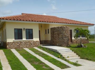 Casa · 577m² · 3 Recámaras · 2 Estacionamientos · Se Vende Casa Campestre en San Carlos, Panamá Oeste