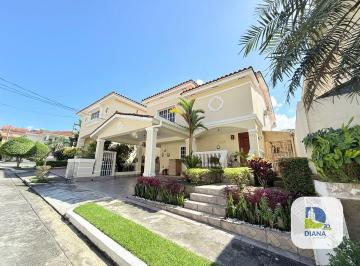 Casa · 300m² · 4 Recámaras · 2 Estacionamientos · Opoportunidad en Altos de Panamá