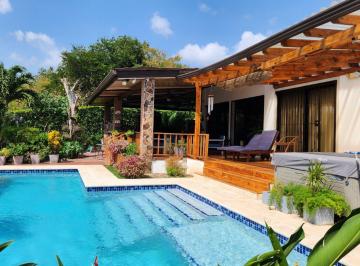 Casa · 225m² · 3 Recámaras · 2 Estacionamientos · Venta de Hermosa Casa con Piscina en Penonome