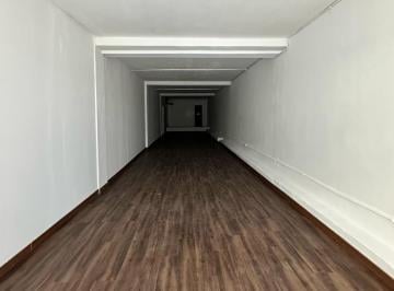 Local comercial · 90m² · 3 Estacionamientos · Alquilo Local Av B