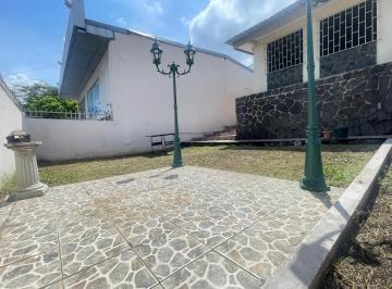 Casa · 305m² · 5 Recámaras · 4 Estacionamientos · Venta de Residencial en Club X, El Ingenio, Para Negocio / Hostal
