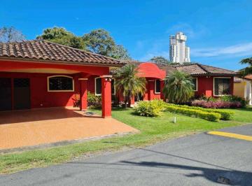 Casa · 452m² · 5 Recámaras · 4 Estacionamientos · Vendo Hermosa Casa con Piscina en Club de Golf Coronado Negociable