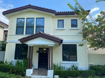 Casa · 263m² · 3 Recámaras · 3 Estacionamientos · Se Vende Casa en River Valley, Panamá Pacífico