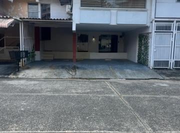 Casa · 300m² · 5 Recámaras · 3 Estacionamientos · Casa Parque Lefevre