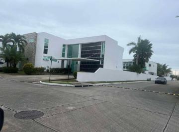 Casa de 4 habitaciones, Panamá · Completamente Remodelada en Esquina y con Piscina en Costa Sur