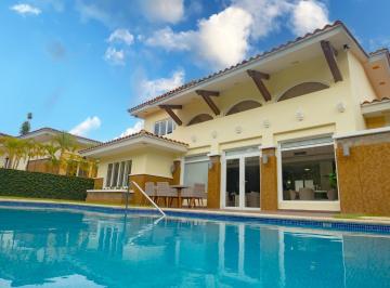 Casa · 315m² · 3 Recámaras · 2 Estacionamientos · Se Vende Casa en Panama Oeste #villa Moderna