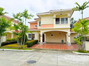 Casa · 407m² · 4 Recámaras · 4 Estacionamientos · Casa en Alquiler en Costa Sur - Villa Valencia