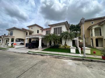 Casa · 338m² · 3 Recámaras · 2 Estacionamientos · PH Residencial Paseo Dorado