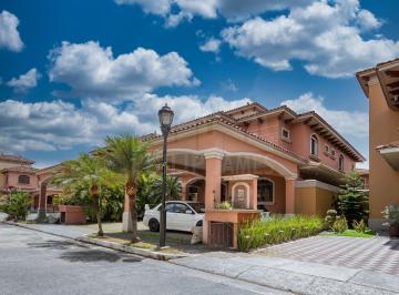 Casa · 323m² · 4 Recámaras · 3 Estacionamientos · Remate: Venta de Casa Costa Sur, PH El Doral
