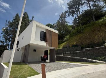 Casa · 238m² · 3 Recámaras · 2 Estacionamientos · Sea Confiable Vende Hermosa Casa en Albrook9 en Ancon
