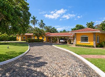 Casa de 6 habitaciones, Antón · Venta de Casa en Rio Hato, Antón, 952 m² de Construcción y 8,297 m² de Terreno
