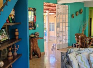 Casa · 300m² · 5 Recámaras · 4 Estacionamientos · Venta de Residencia en Las Lajas