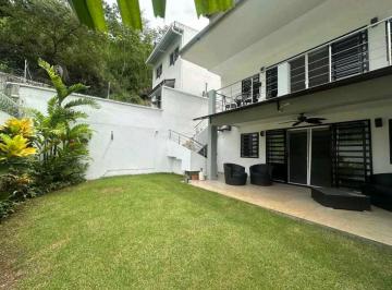 Casa · 223m² · 4 Recámaras · 2 Estacionamientos · Se Vende Casa con Patio de 4 Recamaras en Altos de panamá(At3hb)